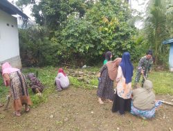 Babinsa Lamuru Kodim 1407/Bone Turut Laksanakan Karbak Pembersihan Halaman Kantor Desa Barakkae
