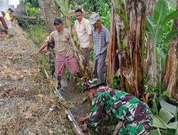 Cegah Banjir Sejak Dini! Babinsa Koramil 1407-05/Ulaweng Mobilisasi Warga Lamakkaraseng Bersihkan Saluran Air