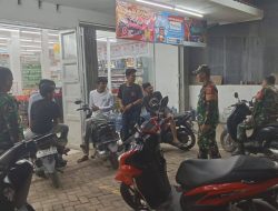 Demi Kenyamanan Rakyat : Babinsa Kodim 1407/Bone Pastikan Malam Tetap Kondusif