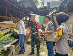 Jaga Aset Warga, Babinsa Koramil 1407-04/Tellusiatinge Kawal Vaksinasi Ternak Sapi Di Desa Tajong