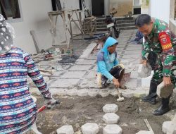 Ringankan Beban Warga, Babinsa Koramil 1407-03/Cenrana Berjibaku Pasang Lantai Rumah Di Tanjonge