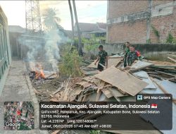 Gerak Cepat! Personel Koramil 01/Ajangale Sapu Bersih Sisa Material Pembongkaran Kantor