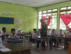 Tanamkan Jiwa Patriotisme, Babinsa Koramil 1407-06/Awangpone Bekali Siswa SMPN 1 Awangpone Wawasan Kebangsaan