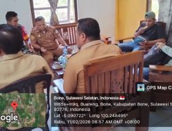 Babinsa Koramil 1407-18/Kajuara Kodim Bone Laksanakan Komsos Bersama Perangkat Desa Buareng