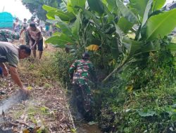 Tingkatkan Sanitasi Desa, Babinsa Koramil 05/Ulaweng Pimpin Gotong Royong Pembersihan Drainase
