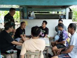 Perkokoh Kemanunggalan TNI-Rakyat, Babinsa Koramil 1407-08/Lamuru Kodim Bone Intensifkan Komsos