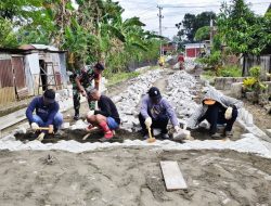 Tingkatkan Infrastruktur, Babinsa Koramil 1407-21/Palakka Kawal Pemasangan Paving Block Di Wilayah Binaan