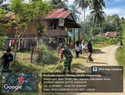 Babinsa Koramil 1407-18/Kajuara Kodim Bone Gelar Karya Bakti Pembersihan Jalan Di Desa Bulu Tanah