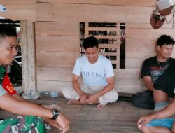 Monitor Situasi Desa, Babinsa Koramil 01/Ajangale Kodim Bone Pastikan Hubungan TNI-Warga Tetap Solid