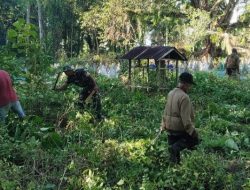 Lestarikan Budaya Gotong Royong, Babinsa Koramil 1407-21/Palakka Kodim Bone Dan Warga Mattanete Bua Kompak Bersihkan Makam