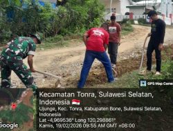 Antisipasi Genangan, Babinsa Koramil 1407-16/Tonra Dan Warga Bacu Perbaiki Saluran Air
