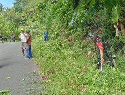 Wujudkan Lingkungan Bersih, Babinsa Koramil 1407-20/Bontocani Kodim Bone Pimpin Pembersihan Bahu Jalan Di Desa Pammusureng