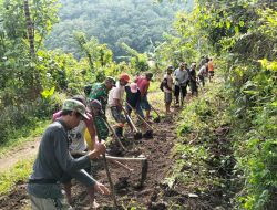 Demi Kesejahteraan Warga, Babinsa Koramil 1407-20/Bontocani Kodim Bone Pastikan Jalur Tani Pattuku Layak Lintasi