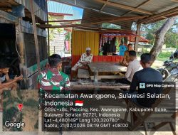 Sambil Rehat Siang, Babinsa Koramil 1407-06/Awangpone Pererat Silaturahmi Lewat Komsos Bareng Warga Paccing