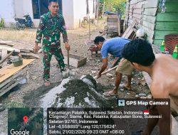 Babinsa Koramil 1407-21/Palakka Turut Serta Gotong Royong Bantu Warga Pembuatan Pondasi Rumah Di Desa Binaan
