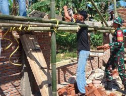Gercep! Babinsa Koramil 05/Ulaweng Kodim 1407/Bone Terjun Langsung Bantu Warga Bangun Rumah
