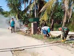 Wujudkan Lingkungan Asri, Babinsa Koramil 03/Cenrana Kodim Bone Turun Tangan Benahi Jalan Desa Nagauleng