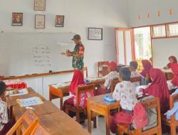 Tanamkan Karakter Sejak Dini, Babinsa Koramil 1407-05/Ulaweng-Amali Ajarkan Disiplin Di MI Anregau Lacamma