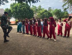 Tanamkan Disiplin Sejak Dini, Babinsa Koramil 1407-12/Cina Kodim Bone Latih PBB Siswa SD Inpres 7/83 Tanete