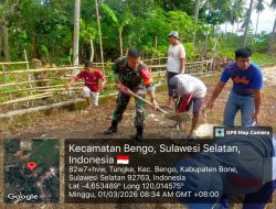 Tak Kenal Lelah, Babinsa Koramil 09/Lapri Bercucur Keringat Bersama Warga Cor Jalan