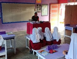 Tanamkan Jiwa Pancasila : Babinsa Koramil 1407-03/Cenrana Kodim Bone Bekali Siswa SD Inpres 6/75 Nilai Luhur Bangsa