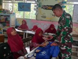 Babinsa Koramil 1407-02/Dua Boccoe Kodim Bone Dampingi Penyaluran Makan Bergizi Gratis Di Desa Pakkasalo