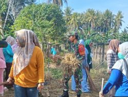 Dukung Lingkungan Sehat, Babinsa Koramil 1407-06/Awangpone Kodim Bone Gelar Karya Bakti Bersama Perangkat Desa
