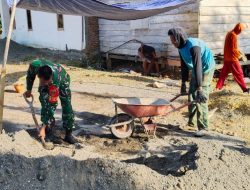 Ringankan Beban Warga : Babinsa Koramil 1407-03/Cenrana Kodim Bone Bahu-Membahu Bangun Rumah Di Cakkeware