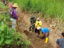 Babinsa Koramil 14/Libureng Kodim 1407/Bone Bersama Warga Kerja Bakti Bersihkan Saluran Drainase