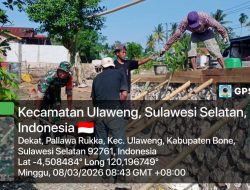 Implementasi Delapan Wajib TNI : Babinsa Koramil 1407-05/Ulaweng Kodim Bone Bantu Ringankan Beban Warga