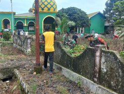 Personel Koramil 1407-19/Kahu Kodim Bone Hadir Di Tengah Masyarakat Patimpeng Dalam Aksi Bersih Bersih