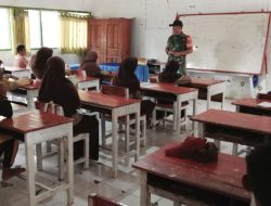 TNI Masuk Sekolah! Babinsa Koramil 1407-19/Kahu Kodim Bone Beri Motivasi Belajar Siswa SDN 279 Carima
