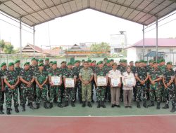 Simbol Perhatian Sang Komandan : Letkol Inf Laode Muhammad Idrus Serahkan Bingkisan Lebaran Kepada Jajarannya