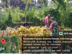 Jaga Kebersihan Lingkungan, Personel Koramil 18/Kajuara Kodim Bone Gelar Kerja Bakti Bersama Masyarakat