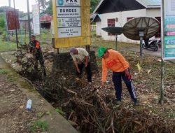 Wujudkan Lingkungan Asri, Babinsa Tadangpalie Koramil 1407-05/Ulaweng Kodim Bone Turun Tangan Bersihkan Kantor Desa