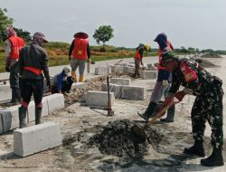 Bahu Membahu Di Mappalo Ulaweng, Babinsa Koramil 06/Awangpone Kodim 1407/Bone Bangun Batas Jalan Bersama Warga