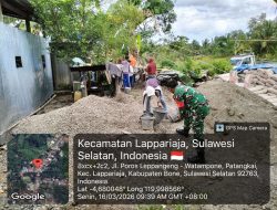 Babinsa Koramil 09/Lapri Kodim 1407/Bone Bantu Warga Bangun Rumah Di Desa Patangkai