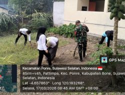 Babinsa Koramil 1407-10/Ponre Kodim Bone Melaksanakan Kerja Bakti Bersama Pegawai KUA