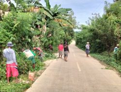 Bersama Warga Binaan, Babinsa Koramil 15/Mare Kodim Bone Karya Bakti Bersihkan Kiri Kanan Bahu Jalan