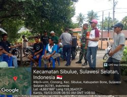 Babinsa Koramil 1407-13/Sibulue Kodim Bone Laksanakan Komsos Sambil Ngobrol Santai Bersama Warga