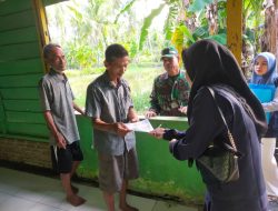 Kawal Transparansi Data, Babinsa Koramil 1407-04/Tellusiatinge Dampingi Validasi Warga Kurang Mampu Di Desa Lea