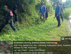 Bahu-Membahu Di Mallinrung : Babinsa Koramil 1407-14/Libureng Kodim Bone Dan Warga Kompak Bersihkan Jalan Desa