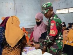 TNI Peduli Kesehatan : Babinsa Koramil 1407-18/Kajuara Kodim Bone Pastikan Balita Desa Pude Tumbuh Sehat