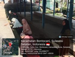 Kemanunggalan Di Kahu : Babinsa Koramil 1407-20/Bontocani Bahu-Membahu Bersama Warga Bersihkan Selokan