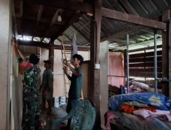 Lestarikan Budaya Gotong Royong, Babinsa Sibulue Kodim 1407/Bone Turun Tangan Bedah Rumah Warga