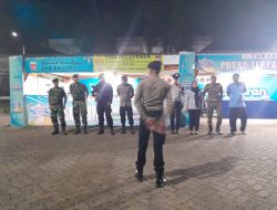 Menembus Dinginnya Malam, Babinsa Koramil 1407-21/Palakka Kodim Bone Setia Layani Pemudik Di Pelabuhan Bajoe