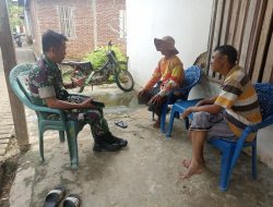 Babinsa Kanco Koramil 1407-12/Cina Kodim Bone Laksanakan Komsos Ke Rumah Warga Binaan