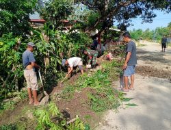 Tingkatkan Kualitas Sanitasi Desa, Babinsa Koramil 02/Dua Boccoe Kodim 1407/Bone Turun Tangan Bantu Warga