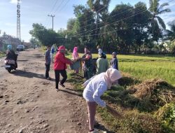 Cegah Kecelakaan, Babinsa Koramil 03/Cenrana Kodim 1407/Bone Pastikan Bahu Jalan Panyiwi Bersih