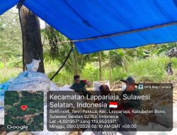 Dukung Pascapanen, Babinsa Koramil 1407-09/Lapri Bantu Warga Kupas Jagung